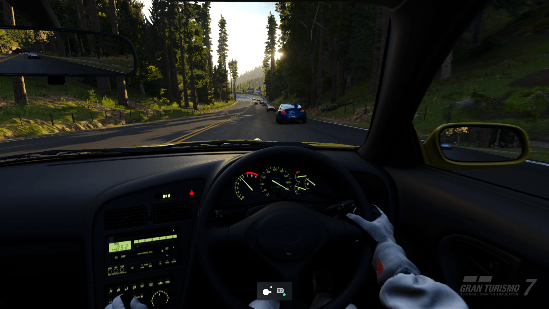 PS5-Screenshot von Gran Turismo 7 mit aktiviertem Toggle-Modus für die "R2"-Taste auf dem Access Controller